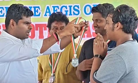 அண்ணாமலையிடமிருந்து பதக்கத்தை கழுத்தில் வாங்க மறுத்த அமைச்சர் TRB ராஜாவின் மகன்