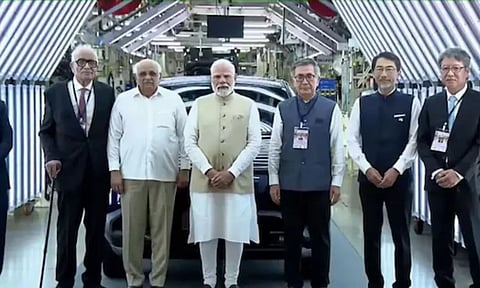 e-Vitara: குஜராத் Maruti Suzuki ஆலையில் மின்சார கார் உற்பத்தியை தொடங்கி வைத்த பிரதமர் மோடி - வீடியோ