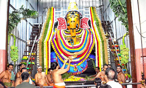 கோவை புளியகுளம் முந்தி விநாயகருக்கு 4 டன் மலர்களால் ராஜ அலங்காரம்- பக்தர்கள் வழிபாடு