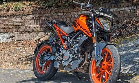 விலை உயர்ந்த மோட்டார் சைக்கிளை திருடி பெட்ரோல் தீர்ந்ததும் அனாதையாக விட்டுச் சென்ற நபர்