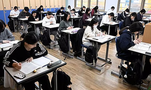 தென்கொரியா: பள்ளியில் மாணவர்கள் செல்போன் பயன்படுத்த தடை