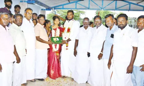 திடீரென மாயமான வாலிபரை தேடிப்பிடித்து காதலியிடம் ஒப்படைத்த போலீசார்: CPM அலுவலகத்தில் கரம்பிடித்த ஜோடி