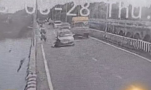 பைக் மீது மோதிய கார்- தூக்கிவீசப்பட்டு ஆற்றில் விழுந்த இளைஞர் சடலமாக மீட்பு