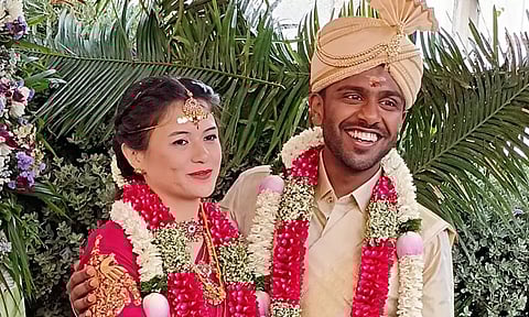 அமெரிக்க பெண்ணை கரம்பிடித்த கோவை வாலிபர்- தமிழ்முறைப்படி திருமணம் செய்து கொண்டனர்