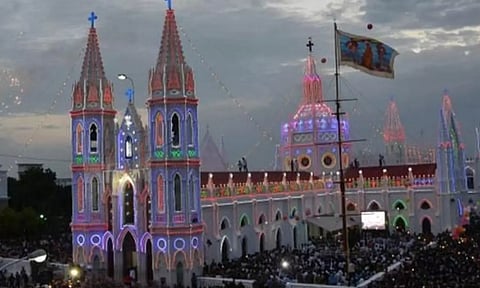 விழாக்கோலம் பூண்ட நாகை: வேளாங்கண்ணி மாதா பேராலய திருவிழா கொடியேற்றத்துடன் தொடங்கியது