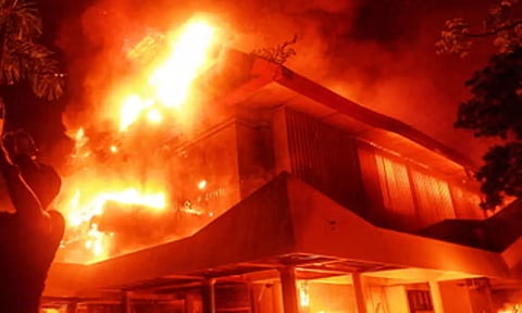 இந்தோனேசியாவில் அரசு கட்டிடங்களுக்கு தீ வைத்த போராட்டக்காரர்கள்: 3 பேர் பலி