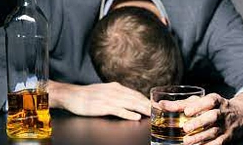 மது குடித்த போது சரிந்து விழுந்த நபர்... தெறித்து ஓடிய நண்பர்கள்... கடைசியில் நடந்த டுவிஸ்ட்