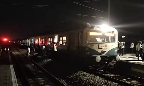 கும்மிடிப்பூண்டியில் ரெயில் சேவை பாதிப்பு- பயணிகள் அவதி