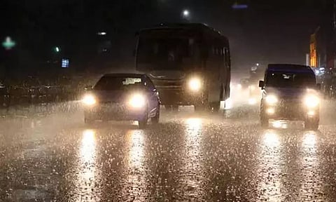 சென்னையின் பல்வேறு பகுதிகளில் வெளுத்து வாங்கும் கனமழை