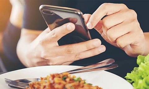 டி.வி, போன் பார்த்தபடி சாப்பிடாதீர்கள்!