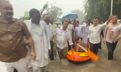 ஹரியானா: மழையால் சாலையில் தேங்கிய நீர் - படகுடன் காங்கிரஸ் கட்சி போராட்டம்