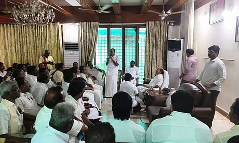 தைலாபுரம் தோட்டத்தில் பா.ம.க. மாவட்ட செயலாளர்களுடன் ராமதாஸ் ஆலோசனை