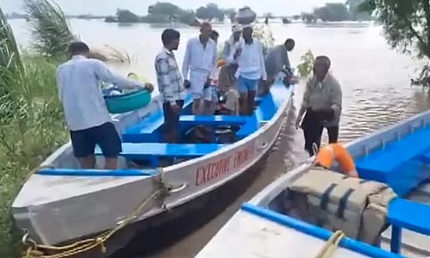 டெல்லியில் கனமழை: யமுனை நதியில் வெள்ளப்பெருக்கு - பொதுமக்களுக்கு எச்சரிக்கை