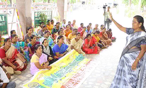 போராட்டத்தில் ஈடுபட்ட வருவாய்த்துறை அலுவலர்களை காணலாம்