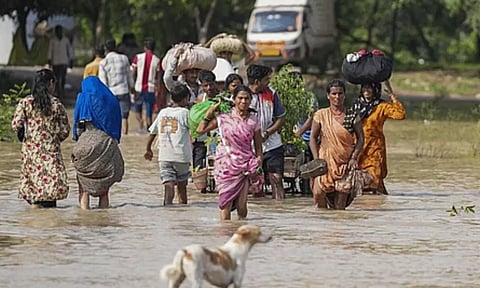 டெல்லி யமுனை ஆற்றில் வெள்ளப்பெருக்கு.. தாழ்வான பகுதிகளை சூழ்ந்த தண்ணீர் - தத்தளிக்கும் மக்கள்