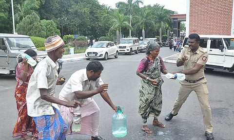 சேலம் கலெக்டர் அலுவலக வளாகத்தில் ஒரே குடும்பத்தை சேர்ந்த 4 பேர் தீக்குளிக்க முயற்சி