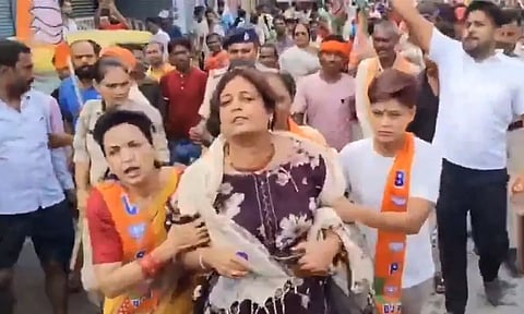 பீகார் பந்த்: பள்ளிக்கு சென்ற ஆசிரியரை தடுத்த பா.ஜ.க. மகளிர் அணி-வைரலாகும் வீடியோ