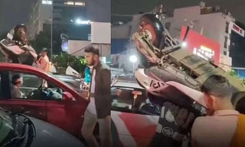 போக்குவரத்து நெரிசல்.. பைக்கை தலையில் சுமந்து சென்ற இளைஞர்.. வீடியோ வைரல்