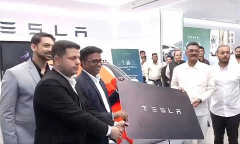 இந்தியாவில் விற்பனையை தொடங்கிய டெஸ்லா: முதல் காரை பெற்ற மகிழ்ச்சியில் வாடிக்கையாளர்