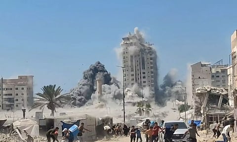 காசாவில் குடியிருப்பு கட்டிடங்கள் மீது குண்டுவீசி இஸ்ரேல் தாக்குதல் - 41 பேர் உயிரிழப்பு