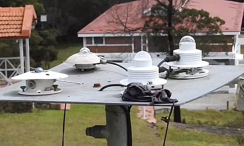 சந்திரகிரகணத்தை கண்டு ரசிக்க வான் இயற்பியல் ஆய்வகத்தில் அமைக்கப்பட்டுள்ள தொலை நோக்கிகள்.