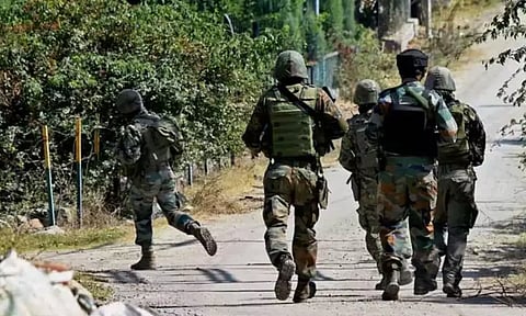 குல்காம் மோதல்: 2 ராணுவ வீரர்கள் வீர மரணம்.. என்கவுண்டரில் 2 பயங்கரவாதிகள் சுட்டுக்கொலை