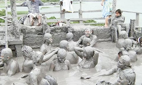 மருத்துவ மகத்துவம்: இயற்கையான மண் குளியல்