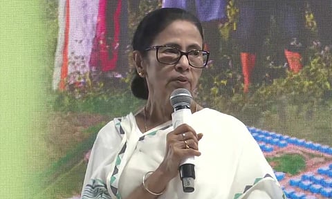 மேற்கு வங்கத்திற்கு திரும்பும் புலம்பெயர் தொழிலாளர்களுக்கு தலா ரூ. 5000: மம்தா பானர்ஜி