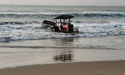 கூகுள் மேப் போட்டு பார்த்து கடலில் இறக்கி காரை சோதனை செய்த கும்பல்: போதையால் விபரீதம்