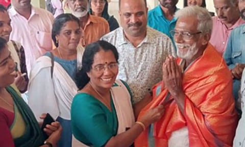 எதிர் நீச்சல் அடி வென்று ஏற்று கொடி... 80 வயதில் பிளஸ் 2 வகுப்பில் தேர்ச்சி பெற்ற முதியவர்