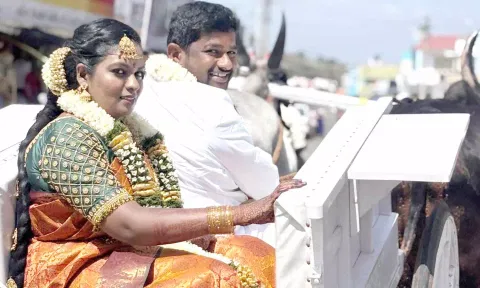 பழமை மாறாமல் 5 கி.மீ தூரம் மாட்டு வண்டியில் ஊர்வலமாக வீட்டிற்கு சென்ற மணமக்கள்