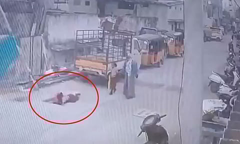 பள்ளிக்கு நடந்து சென்றபோது பாதாள சாக்கடை குழியில் விழுந்த சிறுமி- அதிர்ச்சி வீடியோ