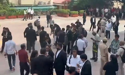 டெல்லி ஐகோர்ட்டுக்கு வெடிகுண்டு மிரட்டல்.. அனைவரும் அவசர வெளியேற்றம்