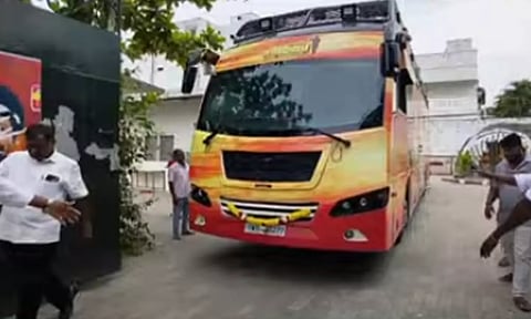 திருச்சிக்கு புறப்பட்டது த.வெ.க. விஜயின் பிரச்சார வாகனம்..!