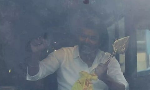 தொண்டர்கள் புடைசூழ திருச்சி மரக்கடை பகுதிக்கு வேலுடன் வந்த விஜய்