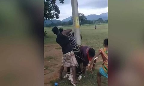 கள்ளக்காதல் சந்தேகம்: பெண் மற்றும் இரண்டு ஆண்களை மின்கம்பத்தில் கட்டி வைத்து உதைத்த கிராம மக்கள்..!