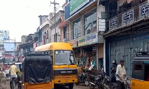 அரசு பள்ளியில் கோஷ்டி மோதல்- 13 மாணவர்கள் கூர்நோக்கு இல்லத்தில் அடைப்பு