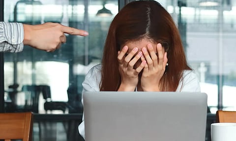 'நாய்' என திட்டிய அதிகாரி... பெண் ஊழியர் தற்கொலை - குடும்பத்துக்கு ரூ.90 கோடி இழப்பீடு