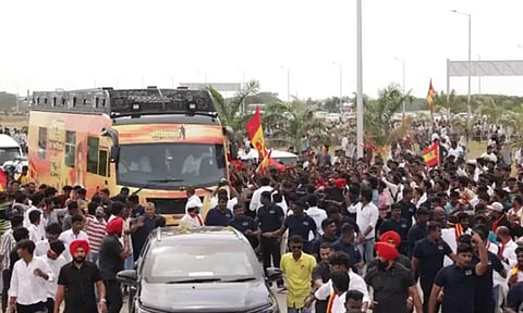 திருச்சியில் விஜய் பிரசாரத்தில் அரசு, தனியார் சொத்துக்கள் சேதம்?- த.வெ.க. நிர்வாகிகள் மீது வழக்கு