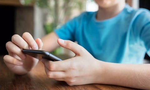 டேட்டிங் செயலியால் சிக்கிய சிறுவன்: 2 ஆண்டுகளாக பாலியல் வன்கொடுமை செய்த கும்பல்