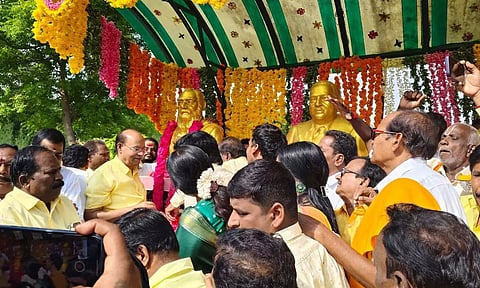 இடஒதுக்கீடு போராட்ட தியாகிகள் - பெரியார் சிலைக்கு ராமதாஸ் மரியாதை