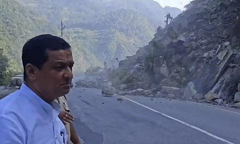 VIDEO: உத்தரகாண்டில் சேதமடைந்த இடங்களை எம்.பி. பார்வையிட்டு கொண்டிருந்த போது பயங்கர நிலச்சரிவு