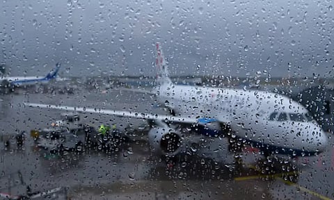 சென்னையில் மழை- விமானங்கள் தரையிறங்குவதில் தாமதம்