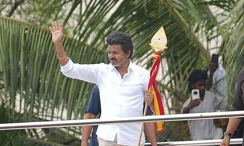 த.வெ.க. தலைவர் விஜய்க்கு ஆளுயர வேல் பரிசளித்த தொண்டர்