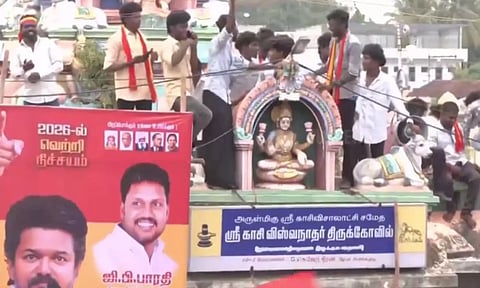 திருவாரூரில் விஜய் பரப்புரை: கோவில் கோபுரத்தின் மீது தவெகவினர் ஏறியதால் பரபரப்பு