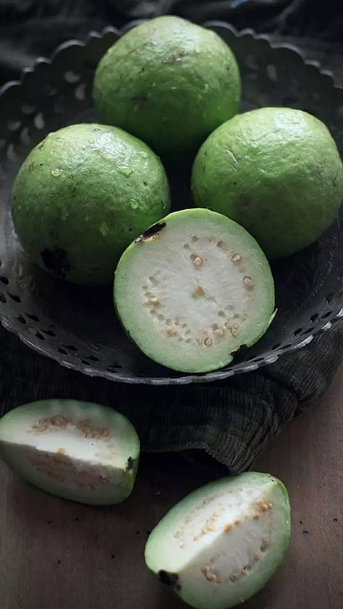 வெள்ளை கொய்யாப்பழம் சிறந்தது?