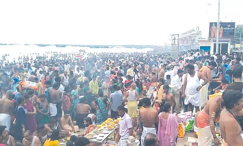 மகாளய அமாவாசை - ராமேசுவரம் அக்னி தீர்த்தக்கடலில் பல்லாயிரக்கணக்கானோர் நீராடி தர்ப்பணம்