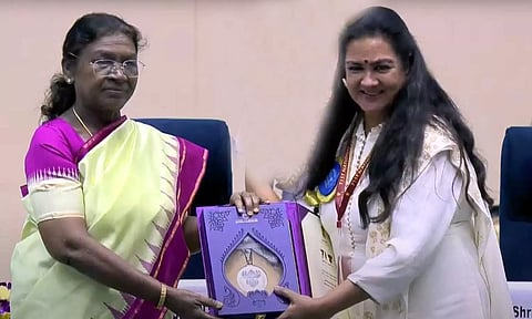 குடியரசு தலைவரிடம் இருந்து தேசிய விருது பெற்றார் நடிகை ஊர்வசி