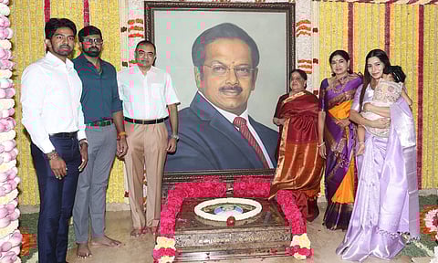 “தினத்தந்தி” அதிபர் டாக்டர் பா.சிவந்தி ஆதித்தனாரின் 90-வது பிறந்தநாளையொட்டி அவரது நினைவு இல்லத்தில் “தினத்தந்தி” குழும தலைவர் சி.பாலசுப்பிரமணியன் ஆதித்தன், “தினத்தந்தி” குழும இயக்குனர்கள் பா.சிவந்தி ஆதித்தன், பா.ஆதவன் ஆதித்தன் ஆகியோர் மலர்தூவி மரியாதை செலுத்தினார்கள்.