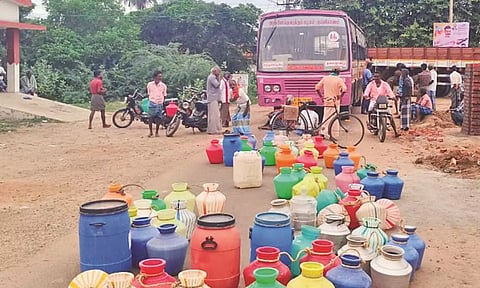 குடிநீர் வழங்கக்கோரி காலிக்குடங்களுடன் பொதுமக்கள் திடீர் சாலை மறியல்